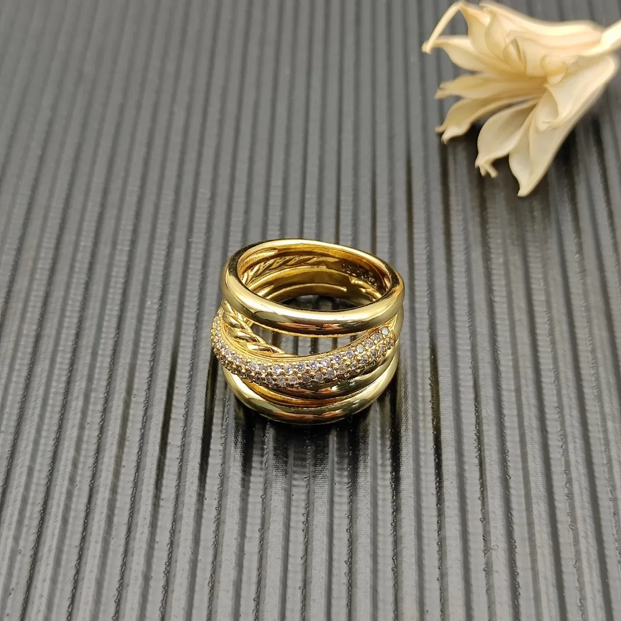 Van Cleef & Arpels मल्टी-बैंड पावे डायमंड सोने की अंगूठी 7