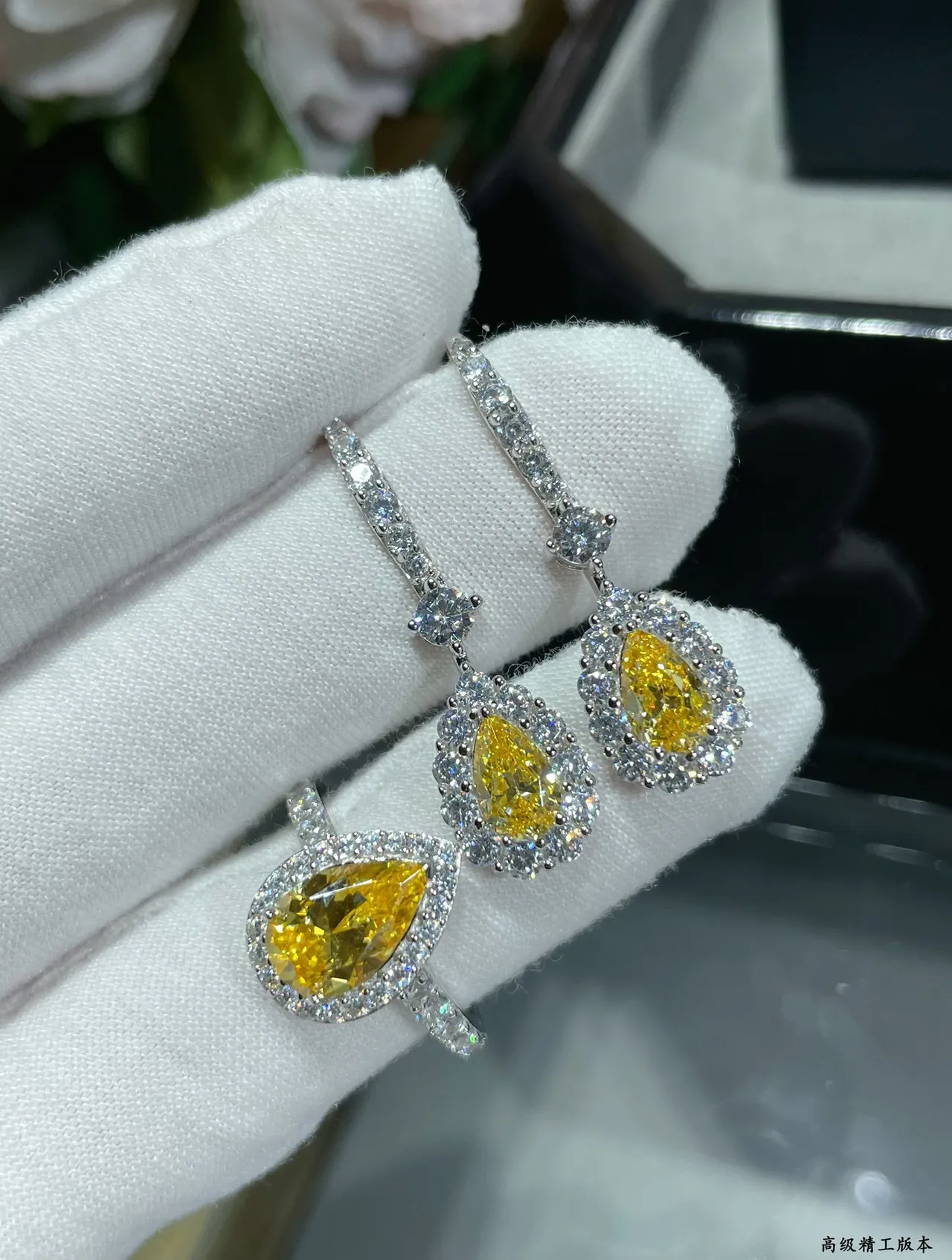 Van Cleef & Arpels Anillo de piedra preciosa en forma de pera amarillo blanco con halo doble y engaste pavé 2