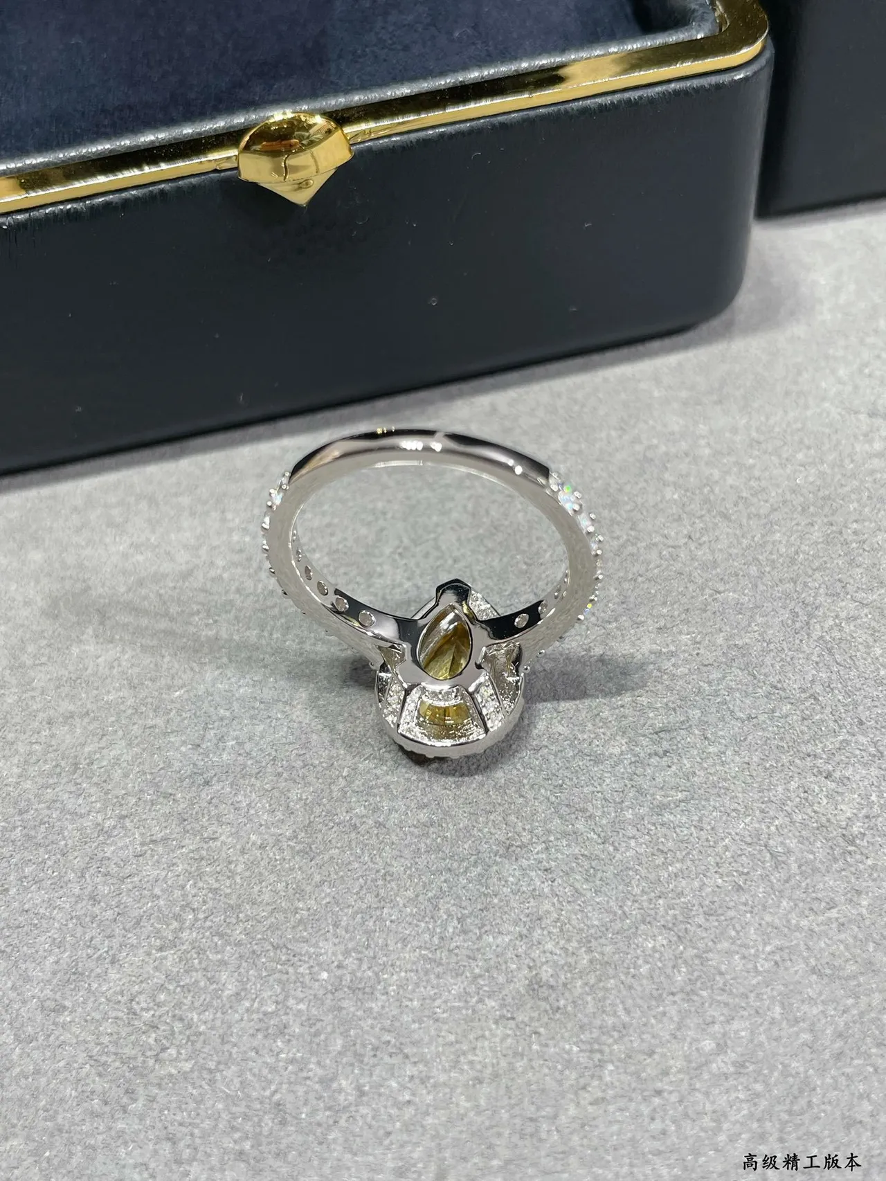 Van Cleef & Arpels Anillo de piedra preciosa en forma de pera amarillo blanco con halo doble y engaste pavé 3