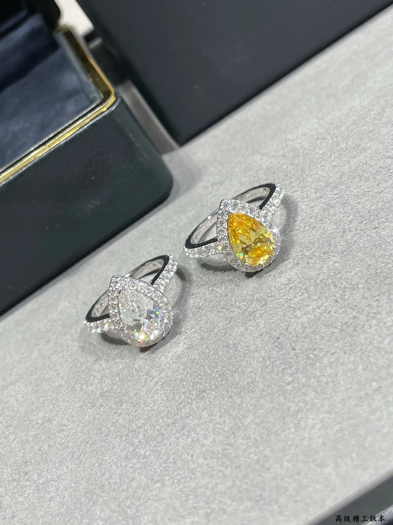 Van Cleef & Arpels Anillo de piedra preciosa en forma de pera amarillo blanco con halo doble y engaste pavé 4