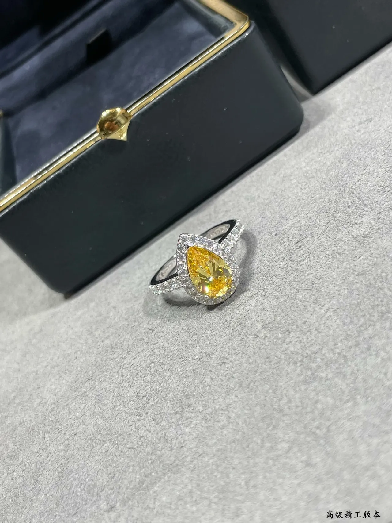 Van Cleef & Arpels Anillo de piedra preciosa en forma de pera amarillo blanco con halo doble y engaste pavé 6