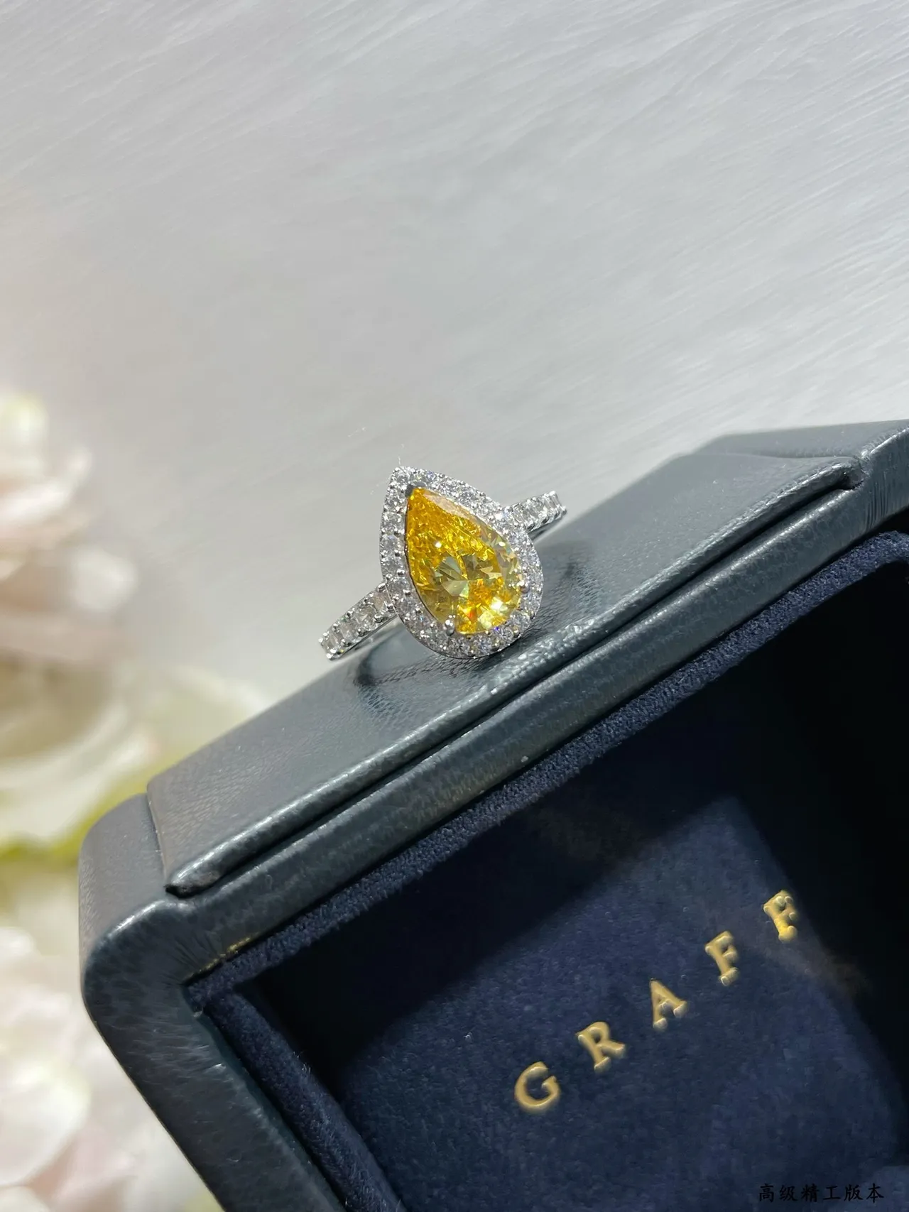 Van Cleef & Arpels Anillo de piedra preciosa en forma de pera amarillo blanco con halo doble y engaste pavé 7