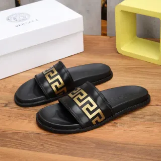 Versace أحذية منزلية أسود ذهبي جلدي الشكل حزام نمط غريكا المفتاح