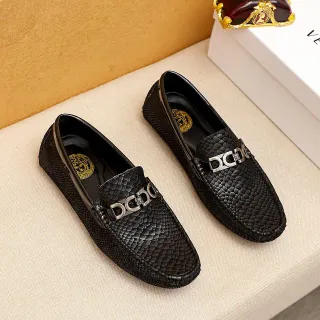 Versace Chain Reaction Mocasins Pretos com Embossagem de Serpente