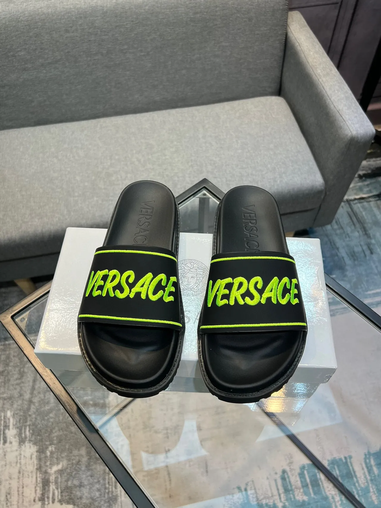 Versace Chain Reaction أسود أصفر سول مطبوك من المطاط حزام عريض لوجو نعال 2