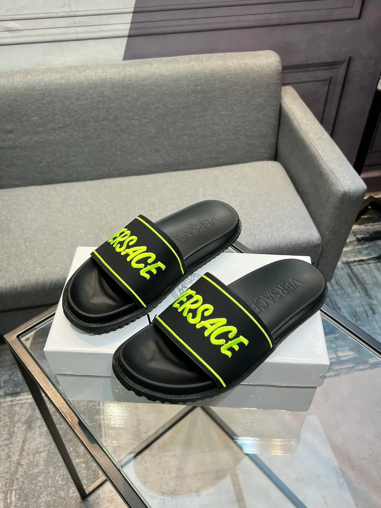 Versace Chain Reaction أسود أصفر سول مطبوك من المطاط حزام عريض لوجو نعال 3