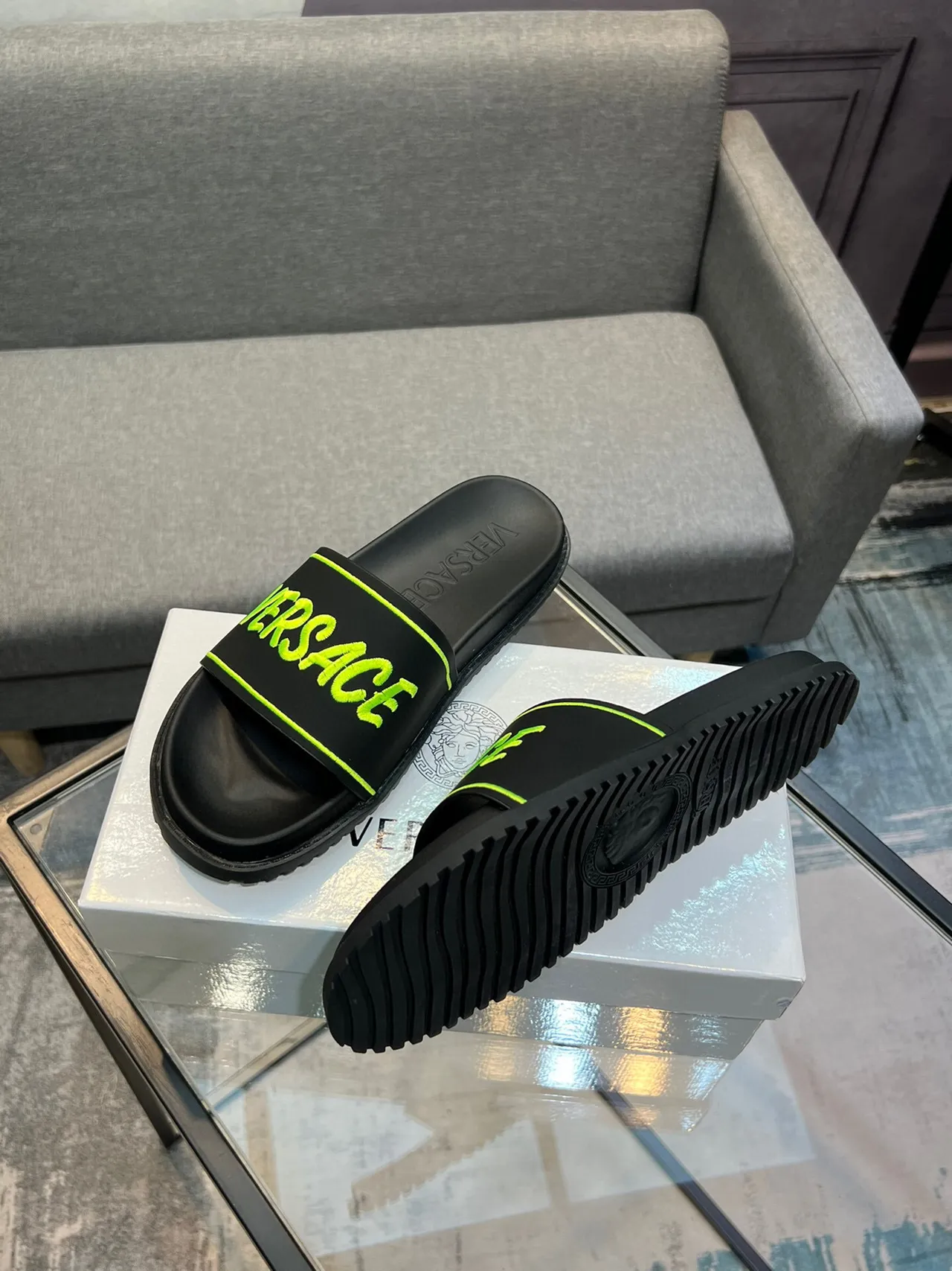 Versace Chain Reaction أسود أصفر سول مطبوك من المطاط حزام عريض لوجو نعال 4