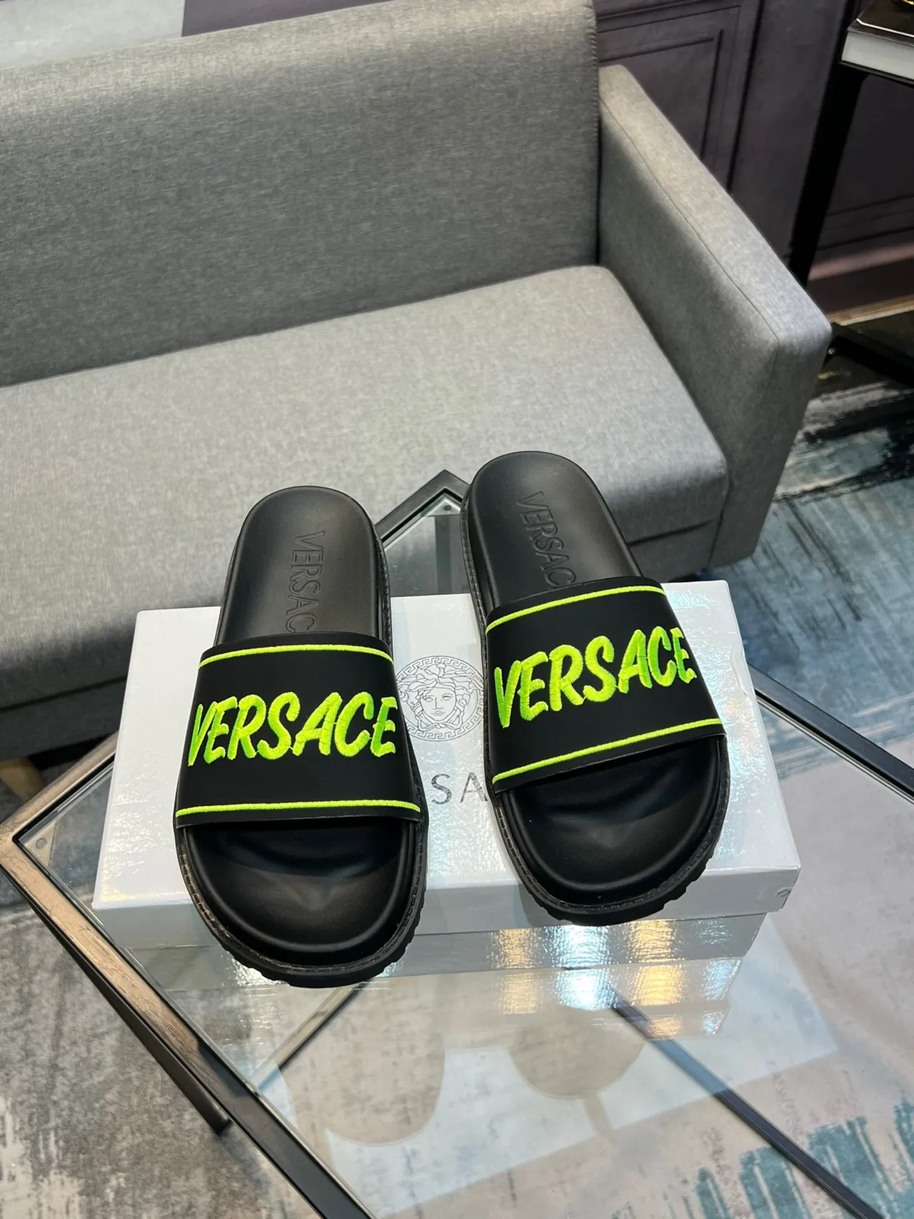 Versace Chain Reaction أسود أصفر سول مطبوك من المطاط حزام عريض لوجو نعال 5