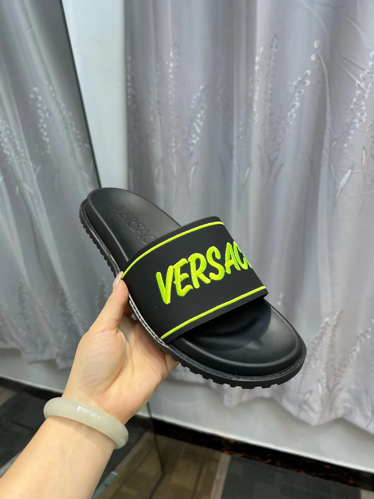 Versace Chain Reaction أسود أصفر سول مطبوك من المطاط حزام عريض لوجو نعال 6