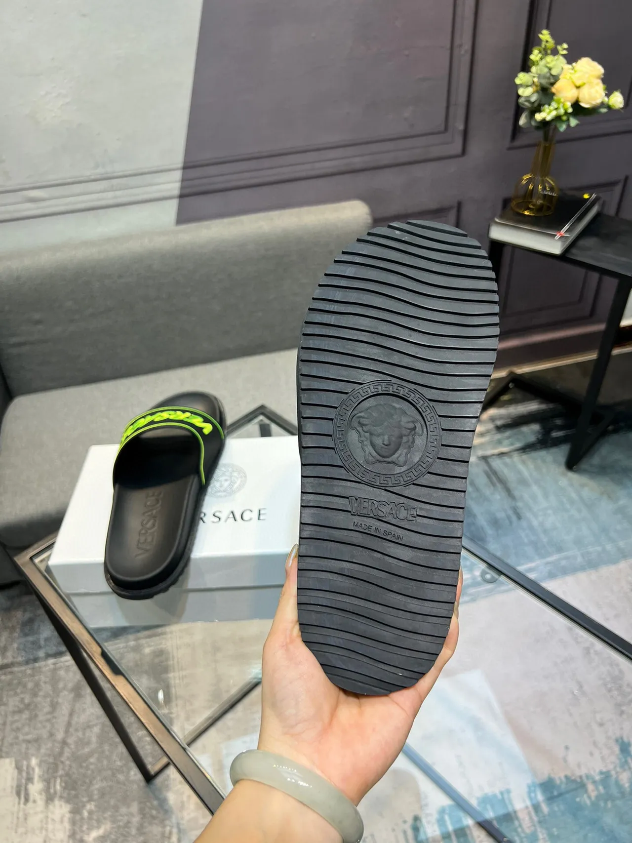 Versace Chain Reaction أسود أصفر سول مطبوك من المطاط حزام عريض لوجو نعال 7