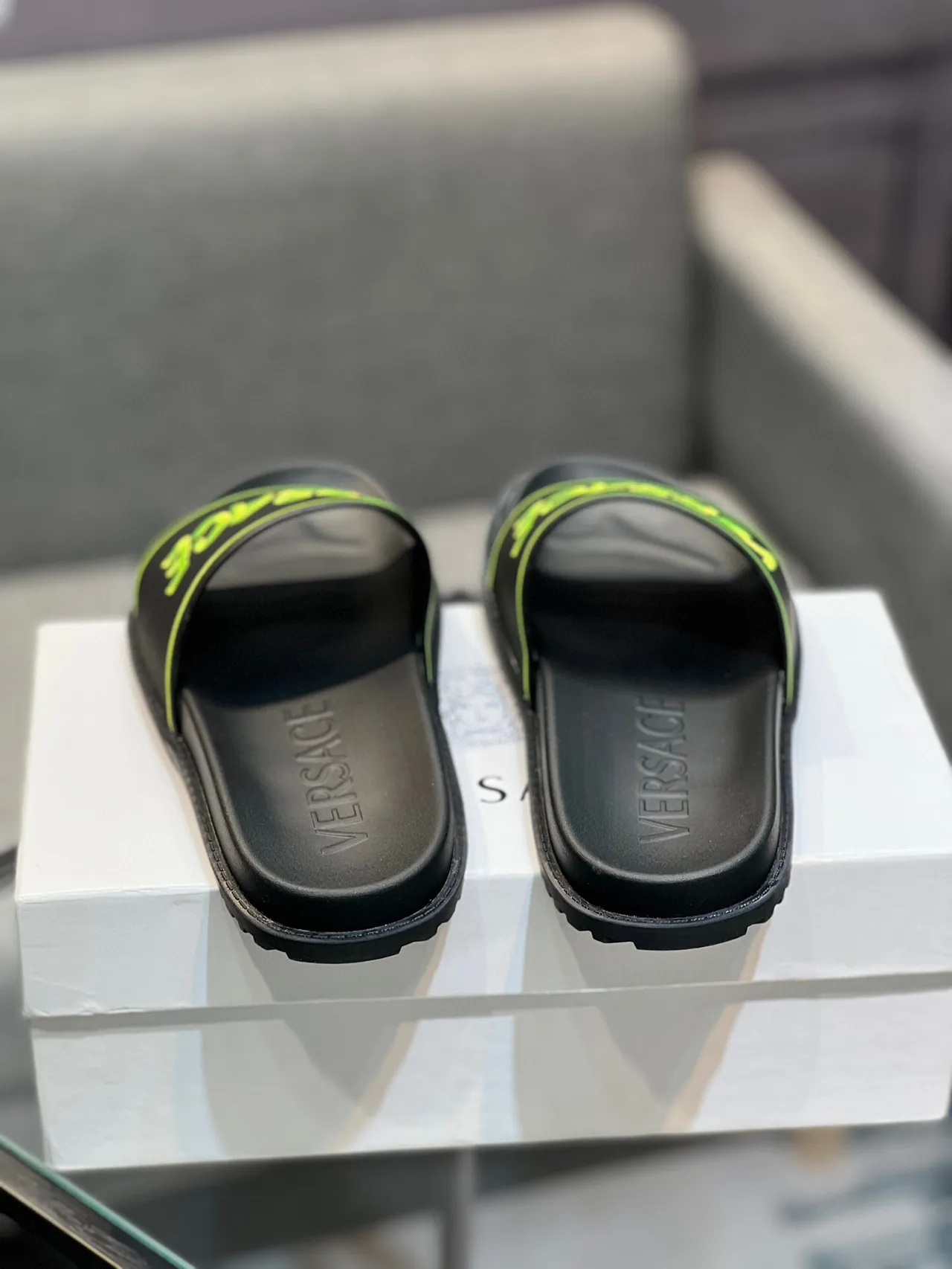 Versace Chain Reaction أسود أصفر سول مطبوك من المطاط حزام عريض لوجو نعال 8