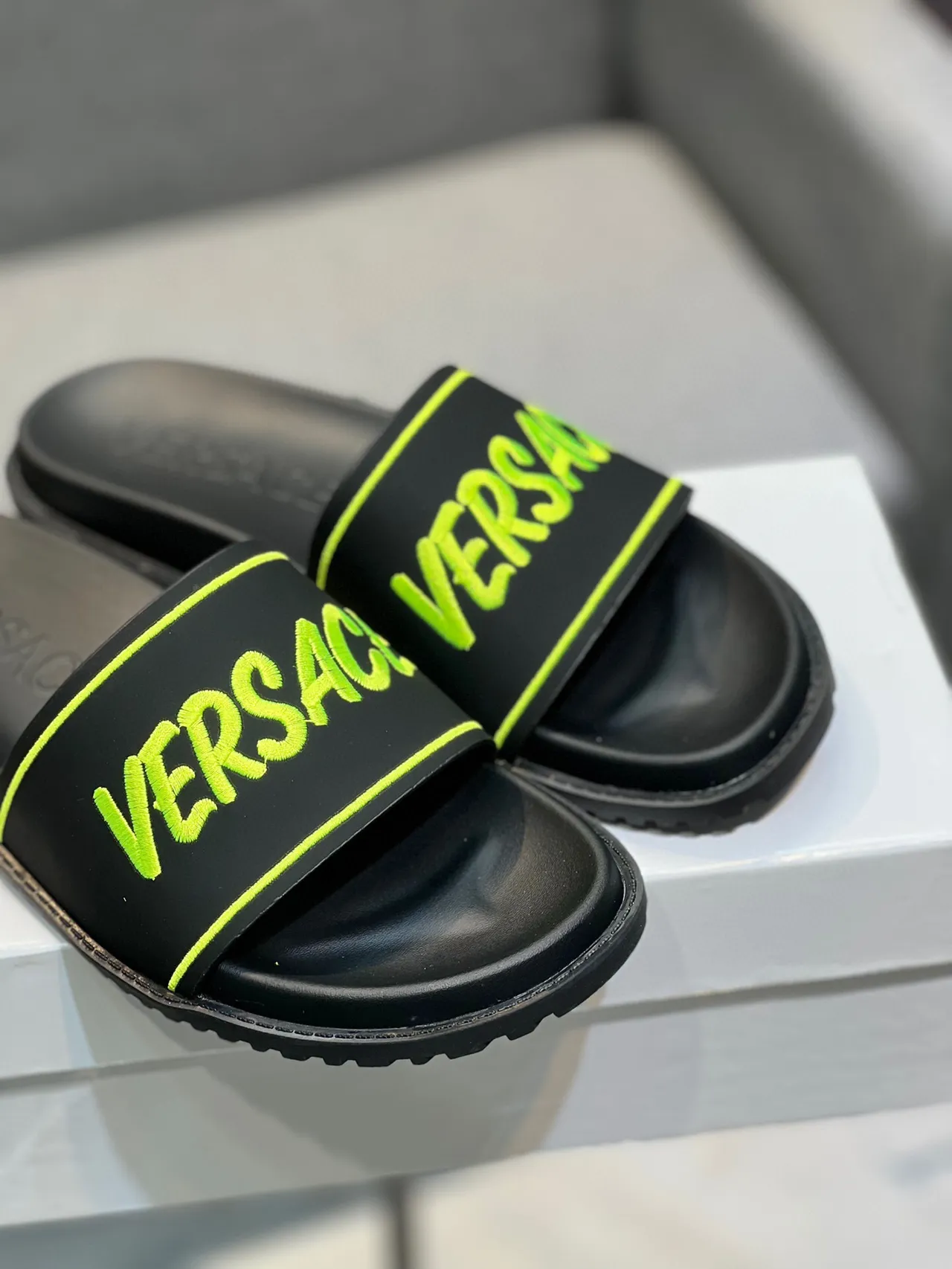 Versace Chain Reaction أسود أصفر سول مطبوك من المطاط حزام عريض لوجو نعال 9