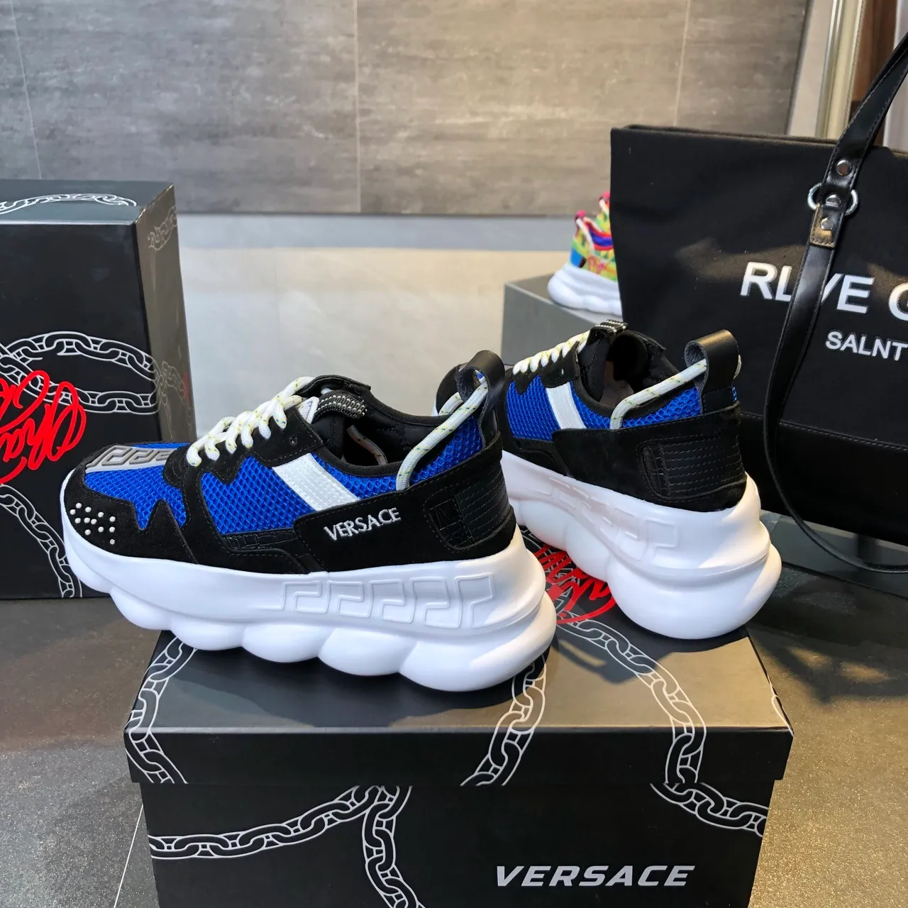 Versace Chain Reaction 蓝色和黑色厚底运动鞋 2