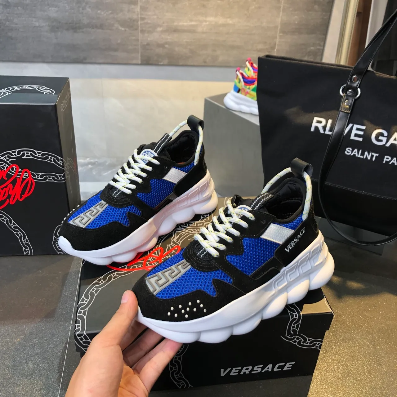 Versace Chain Reaction 蓝色和黑色厚底运动鞋 3
