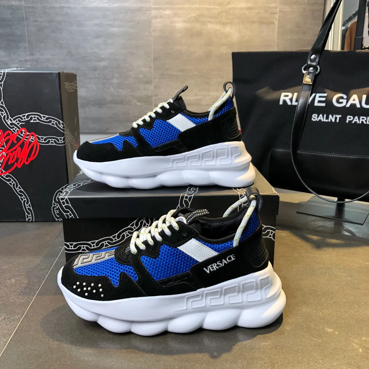 Versace Chain Reaction 蓝色和黑色厚底运动鞋 4