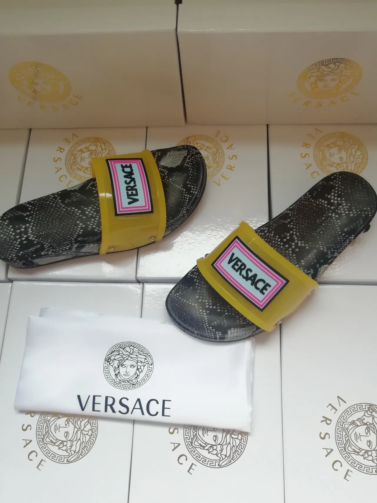 Versace Chain Reaction সাপের ত্বক হলুদ স্ট্র্যাপ চপ্পল 2