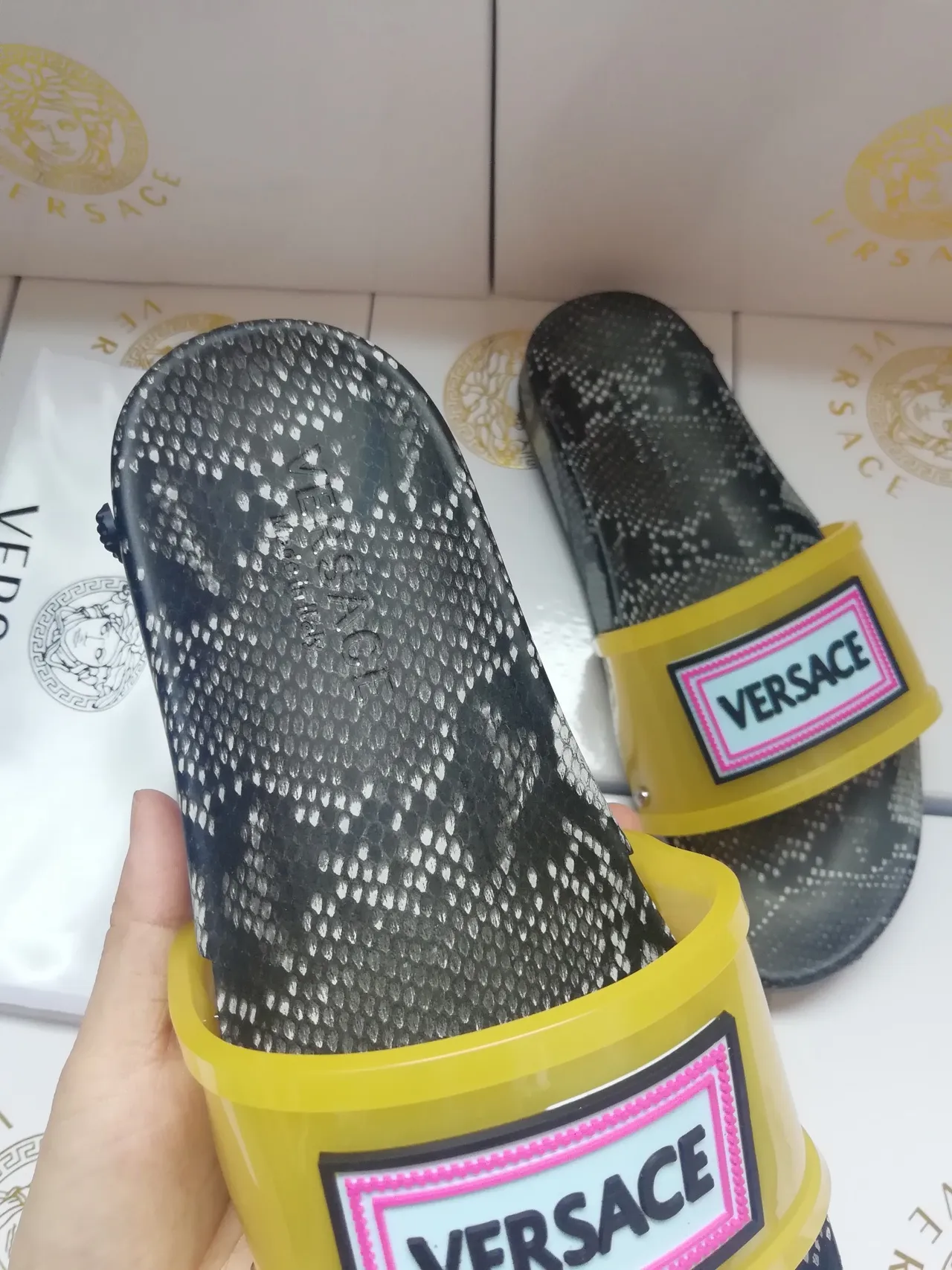 Versace Chain Reaction সাপের ত্বক হলুদ স্ট্র্যাপ চপ্পল 3