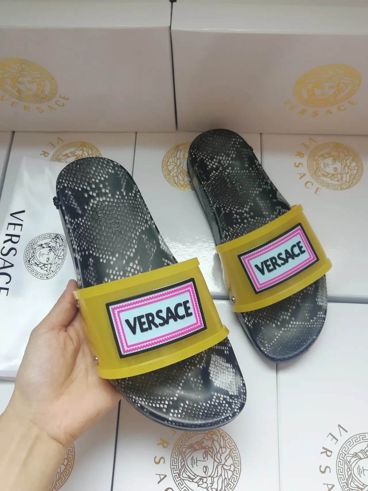 Versace Chain Reaction সাপের ত্বক হলুদ স্ট্র্যাপ চপ্পল 4