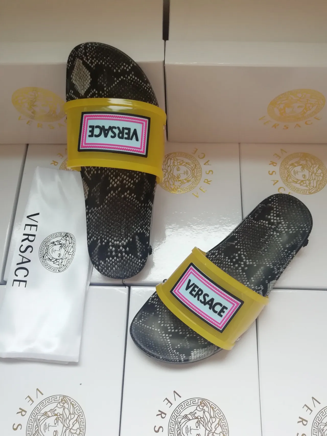 Versace Chain Reaction সাপের ত্বক হলুদ স্ট্র্যাপ চপ্পল 5