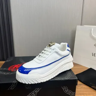 Versace Chain Reaction सफेद और नीले पैटेंट प्लेटफॉर्म लाइफस्टाइल स्नीकर