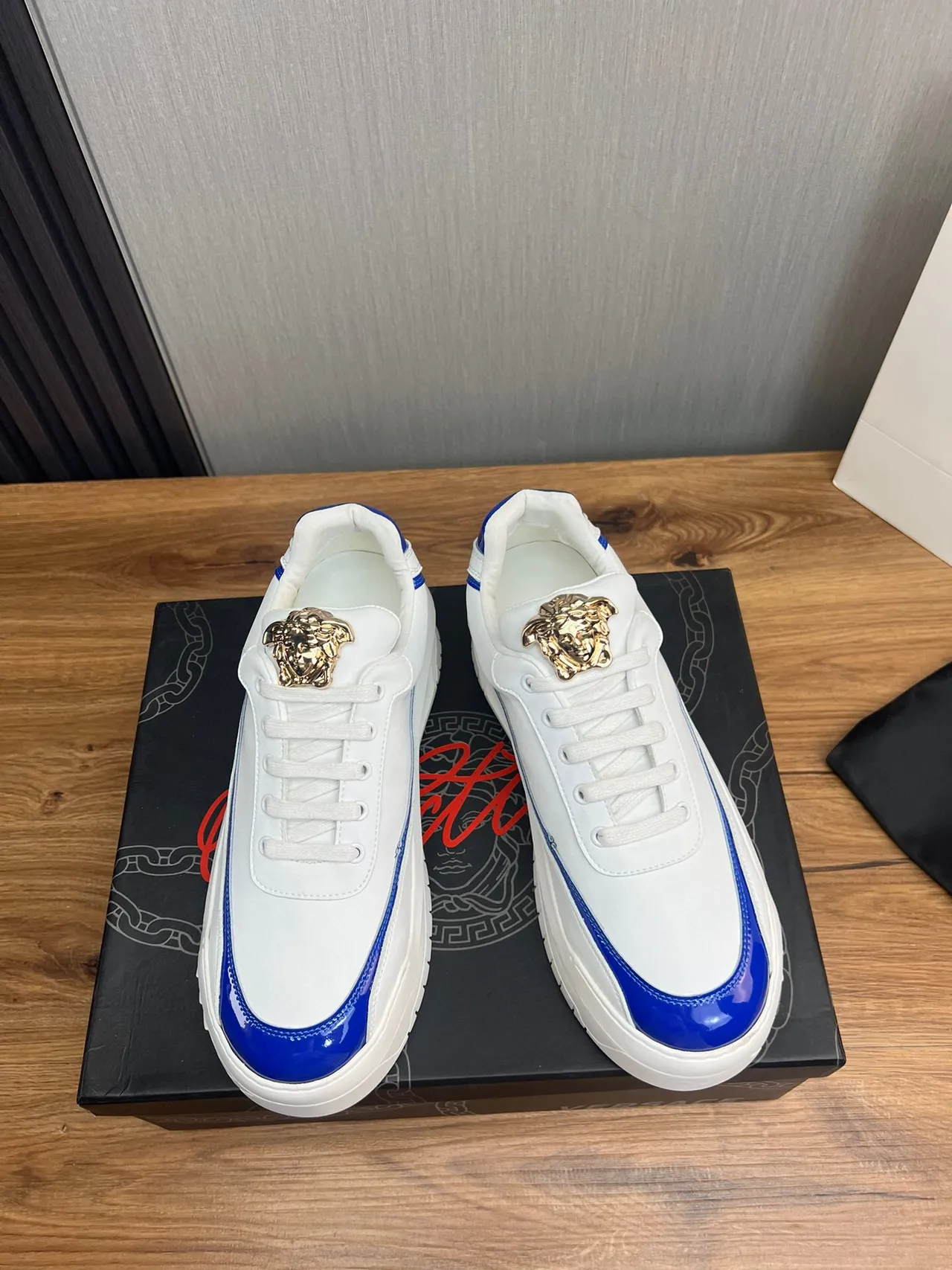 Versace Chain Reaction 白色和蓝色专利平台生活方式运动鞋 2