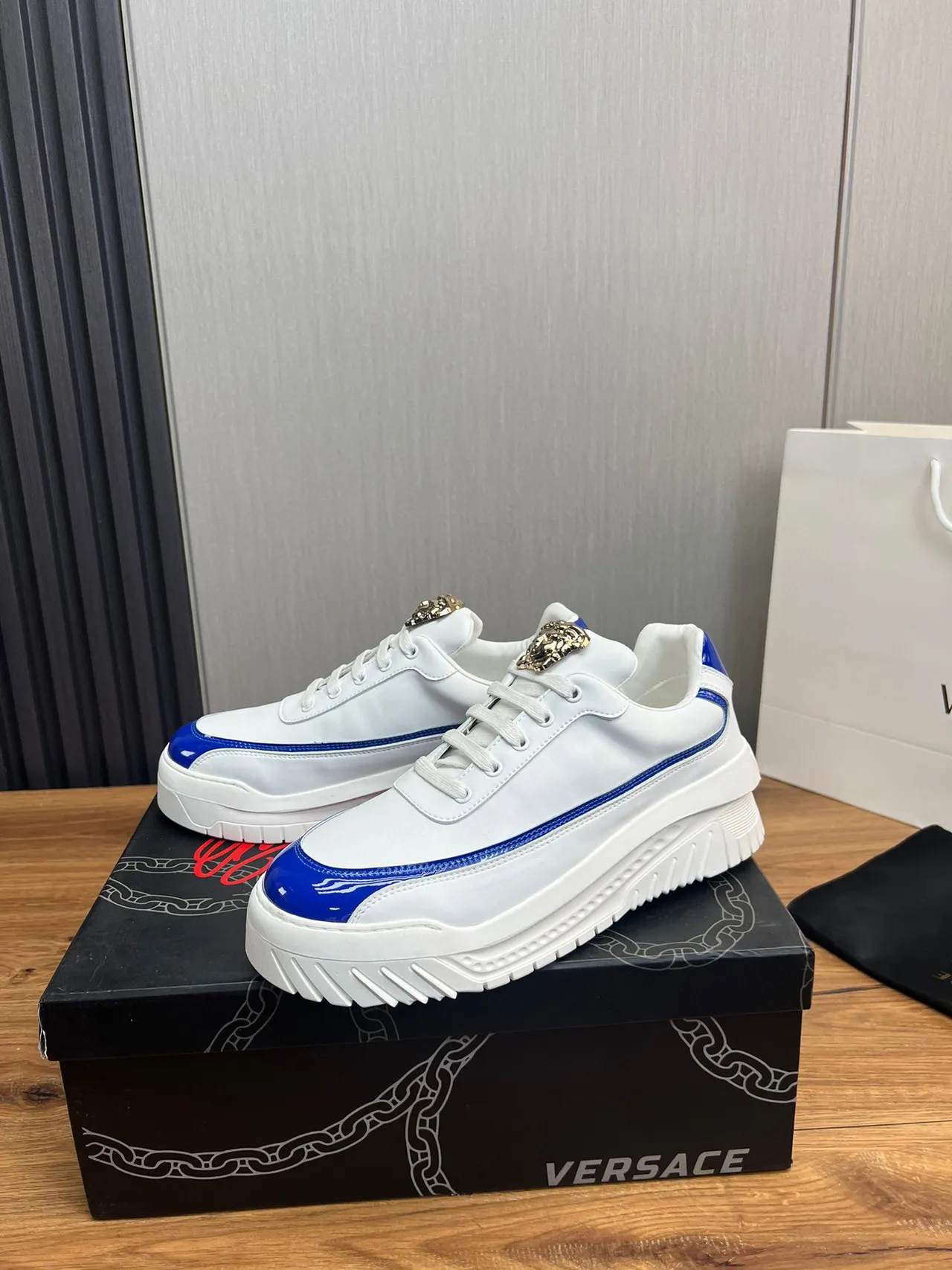 Versace Chain Reaction 白色和蓝色专利平台生活方式运动鞋 3