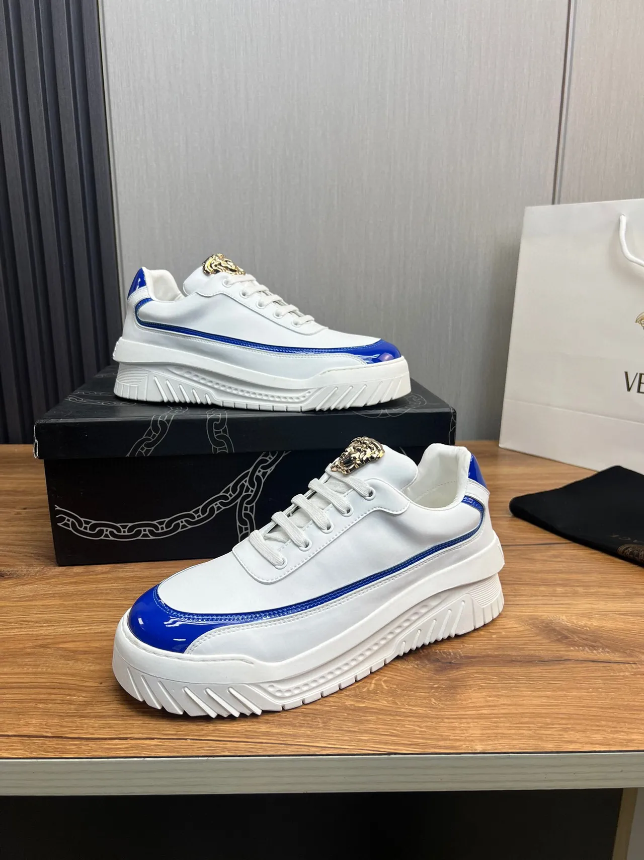 Versace Chain Reaction 白色和蓝色专利平台生活方式运动鞋 4