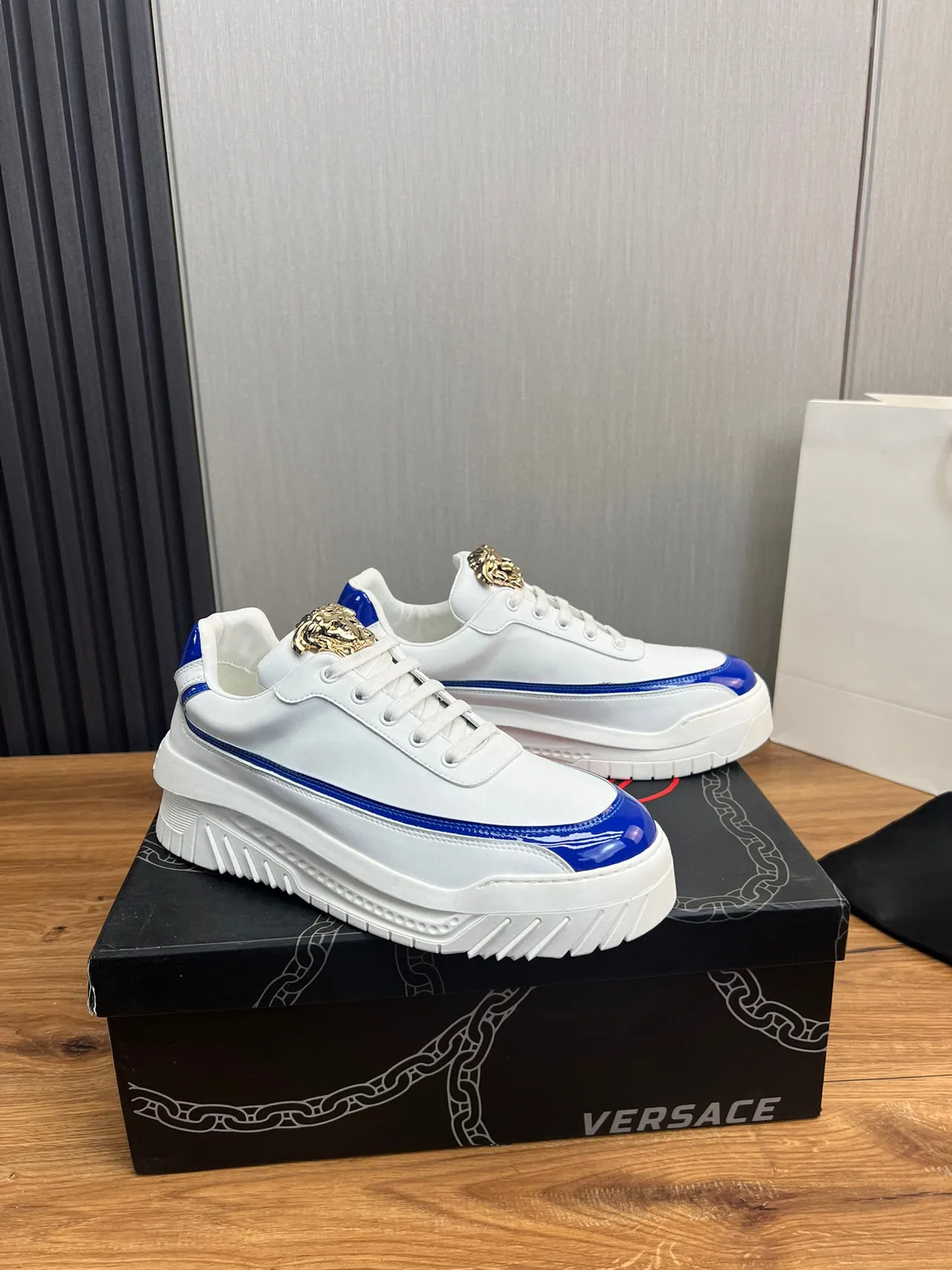 Versace Chain Reaction 白色和蓝色专利平台生活方式运动鞋 5