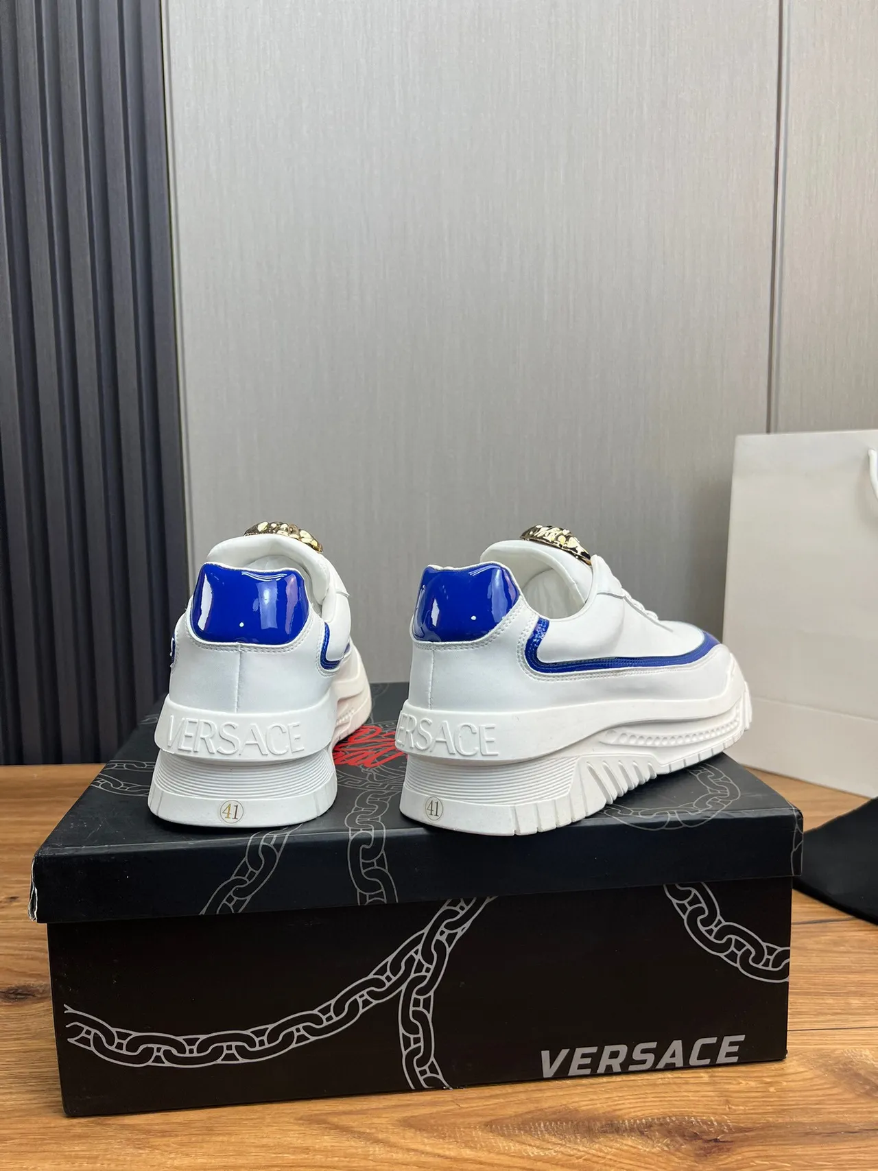 Versace Chain Reaction 白色和蓝色专利平台生活方式运动鞋 6