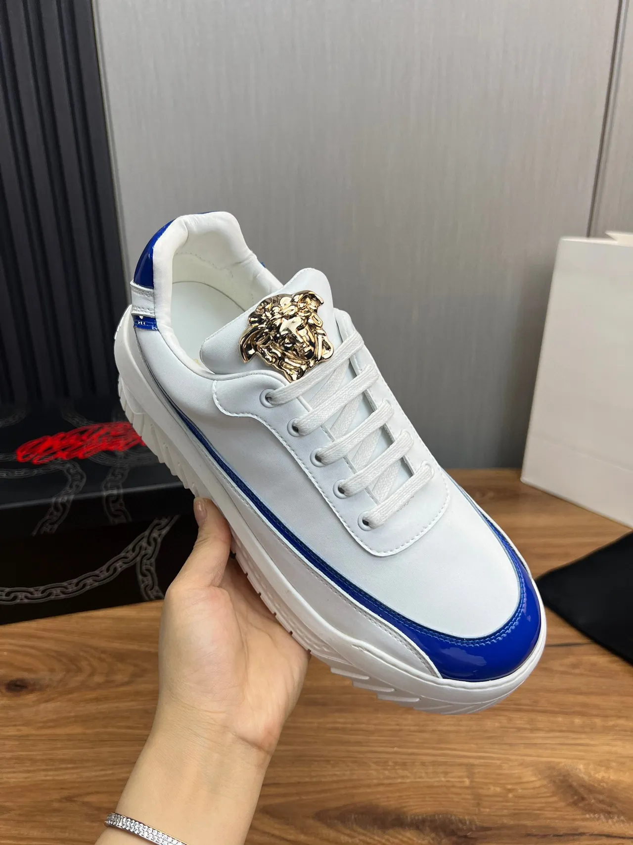 Versace Chain Reaction 白色和蓝色专利平台生活方式运动鞋 7