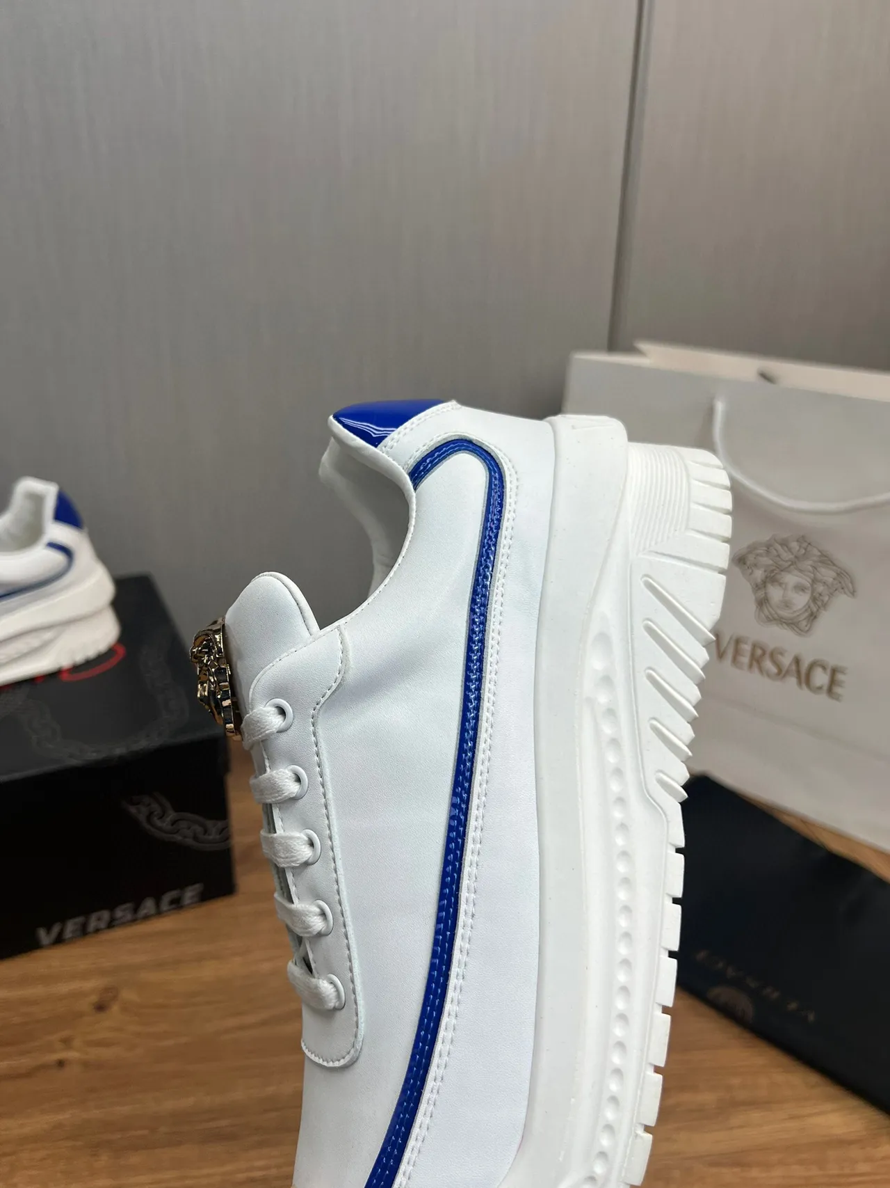 Versace Chain Reaction 白色和蓝色专利平台生活方式运动鞋 8