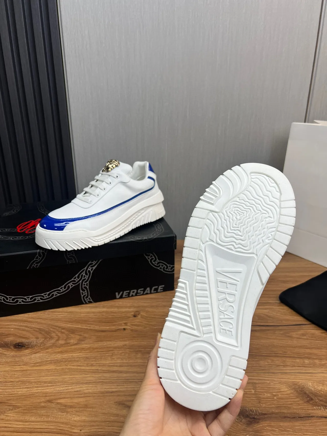 Versace Chain Reaction 白色和蓝色专利平台生活方式运动鞋 9