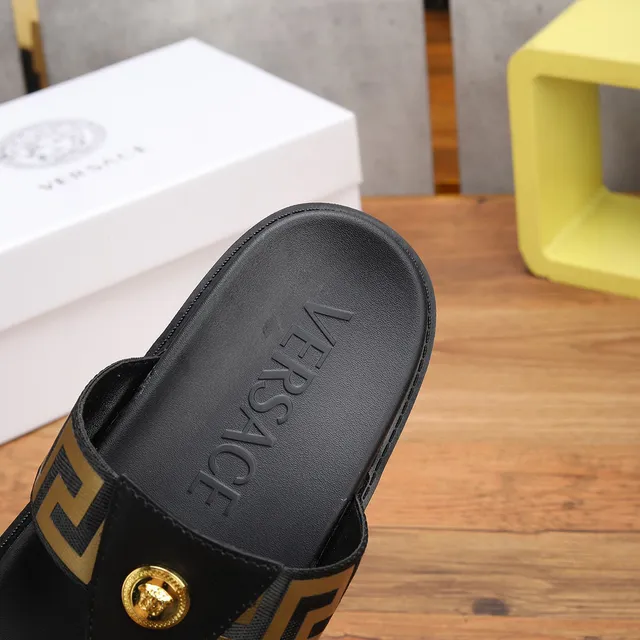 Versace Greca Odissea صندل كاجوال أسود وذهبي 3