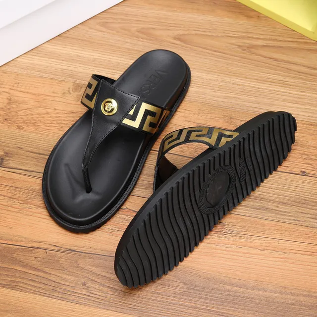 Versace Greca Odissea صندل كاجوال أسود وذهبي 4