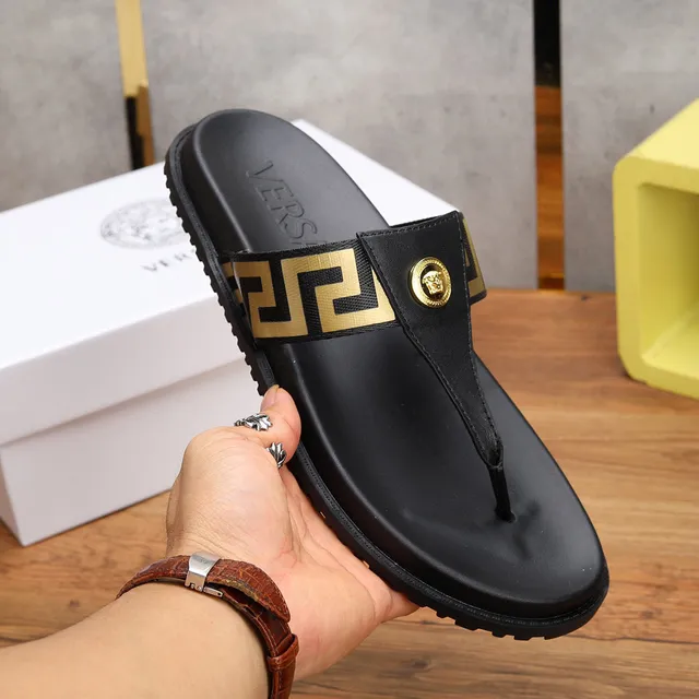 Versace Greca Odissea صندل كاجوال أسود وذهبي 5