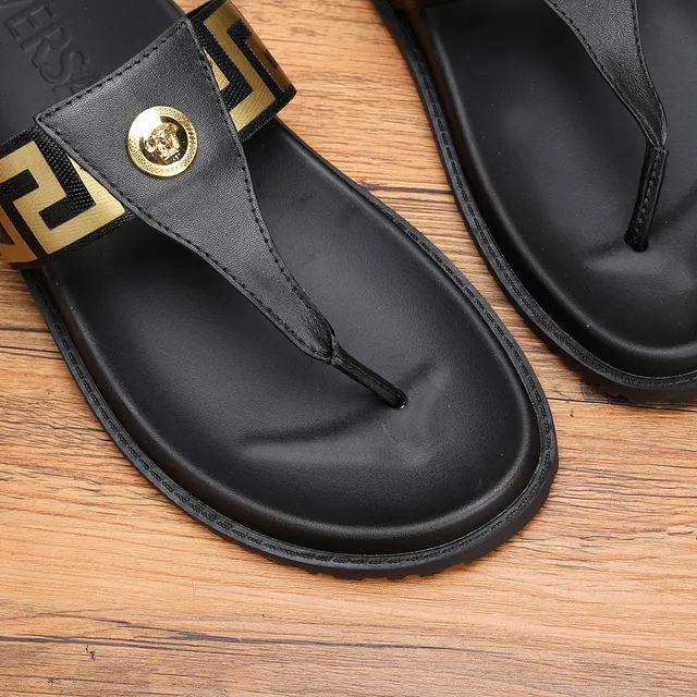 Versace Greca Odissea صندل كاجوال أسود وذهبي 6