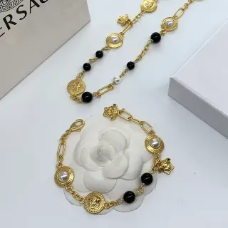 Versace মেডুসা চেইন গোল্ড ব্ল্যাক হেড চার্মস নেকলেস