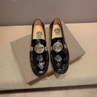 Versace Medusa mocassim preto couro verniz brilhante medalhão Medusa dourado mocassins