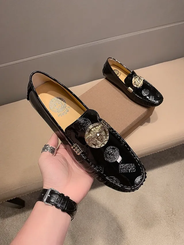 Versace Medusa लूफर काली चमकदार पैटेंट लेदर सोने का Medusa मेडेलियन लूफर 2