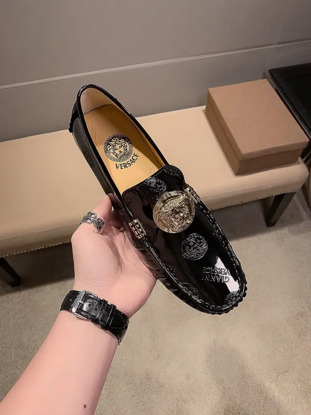 Versace Medusa लूफर काली चमकदार पैटेंट लेदर सोने का Medusa मेडेलियन लूफर 9