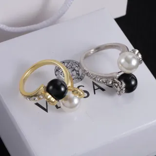 Versace Medusa Ring सोने और चांदी के टोन मोती और ओनिक्स रिंग