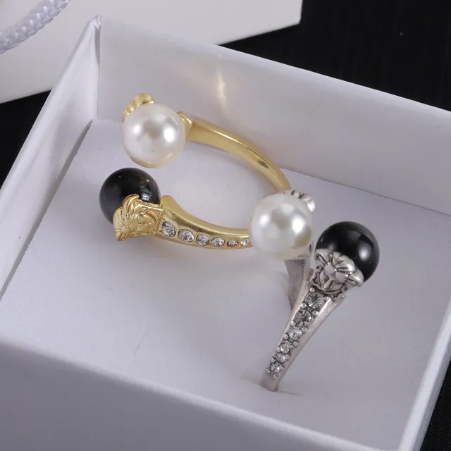 Versace Medusa Ring Dourado e Prateado Tom Pérola e Ônix Rings 3