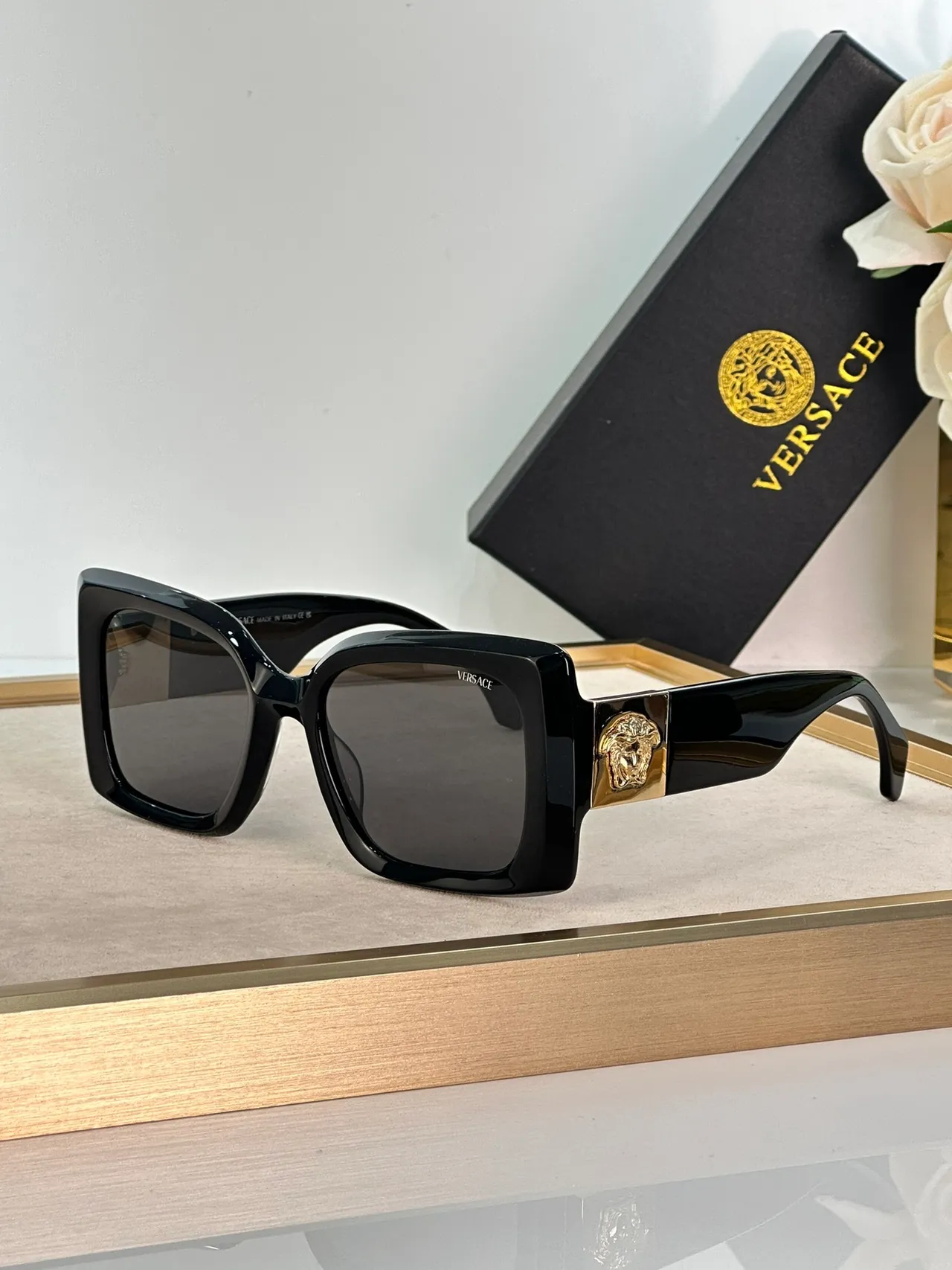 Versace Medusa বর্গাকার কালো এবং গোল্ড সানগ্লাসেস 4