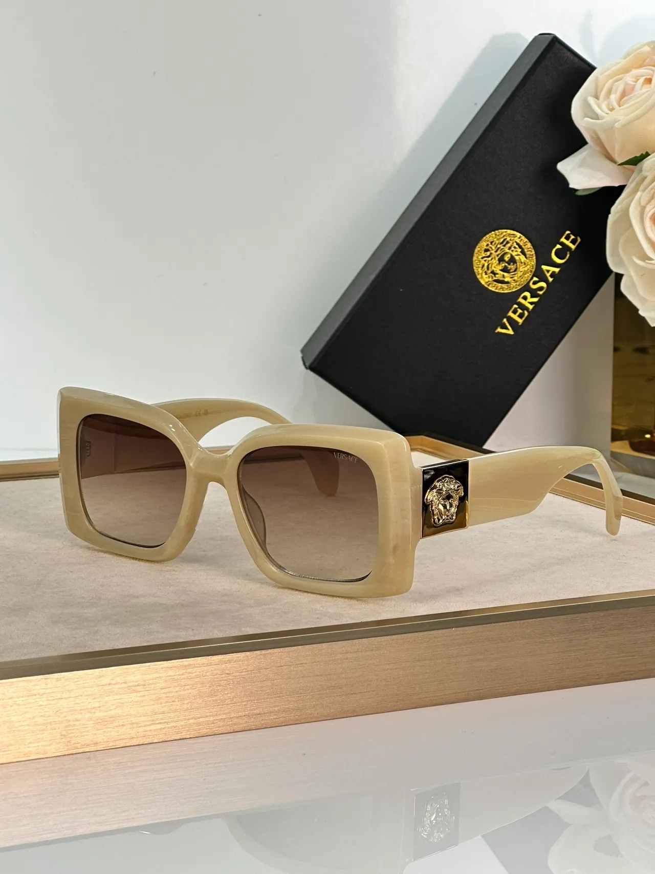 Versace Medusa বর্গাকার কালো এবং গোল্ড সানগ্লাসেস 5