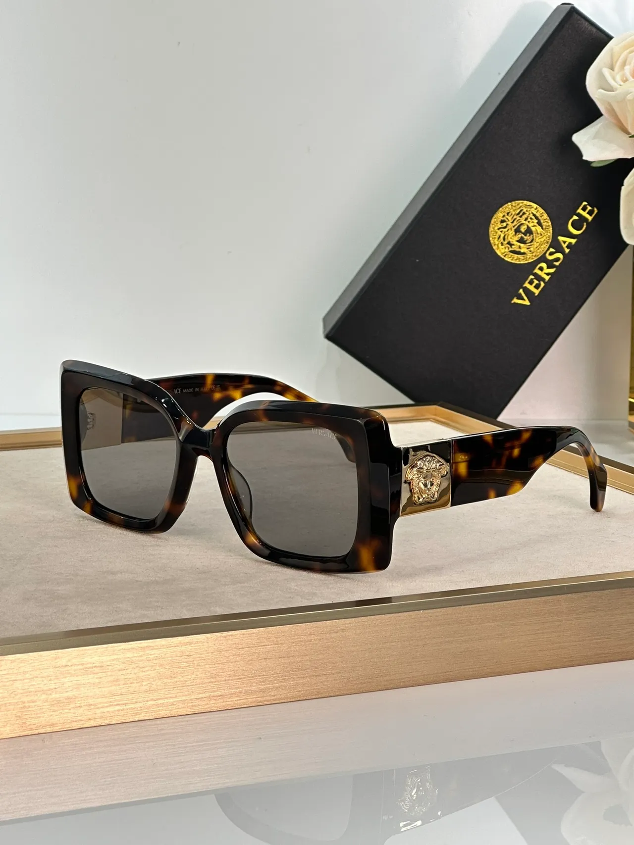 Versace Medusa বর্গাকার কালো এবং গোল্ড সানগ্লাসেস 6