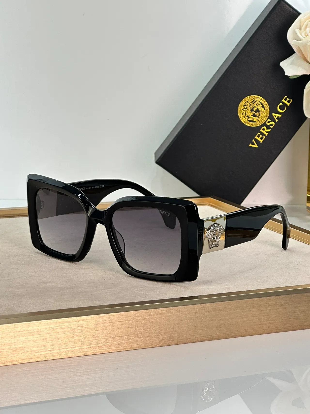 Versace Medusa বর্গাকার কালো এবং গোল্ড সানগ্লাসেস 7
