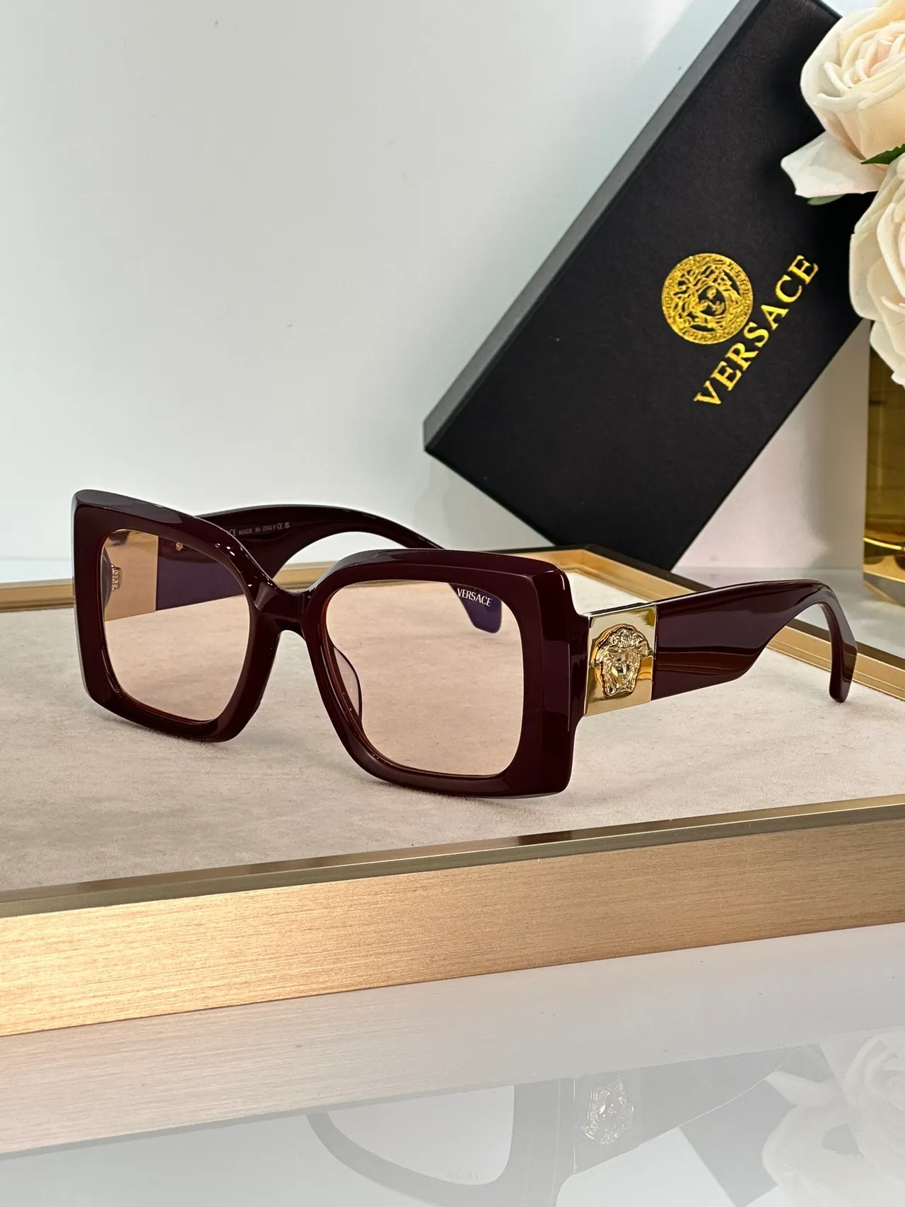 Versace Medusa বর্গাকার কালো এবং গোল্ড সানগ্লাসেস 8