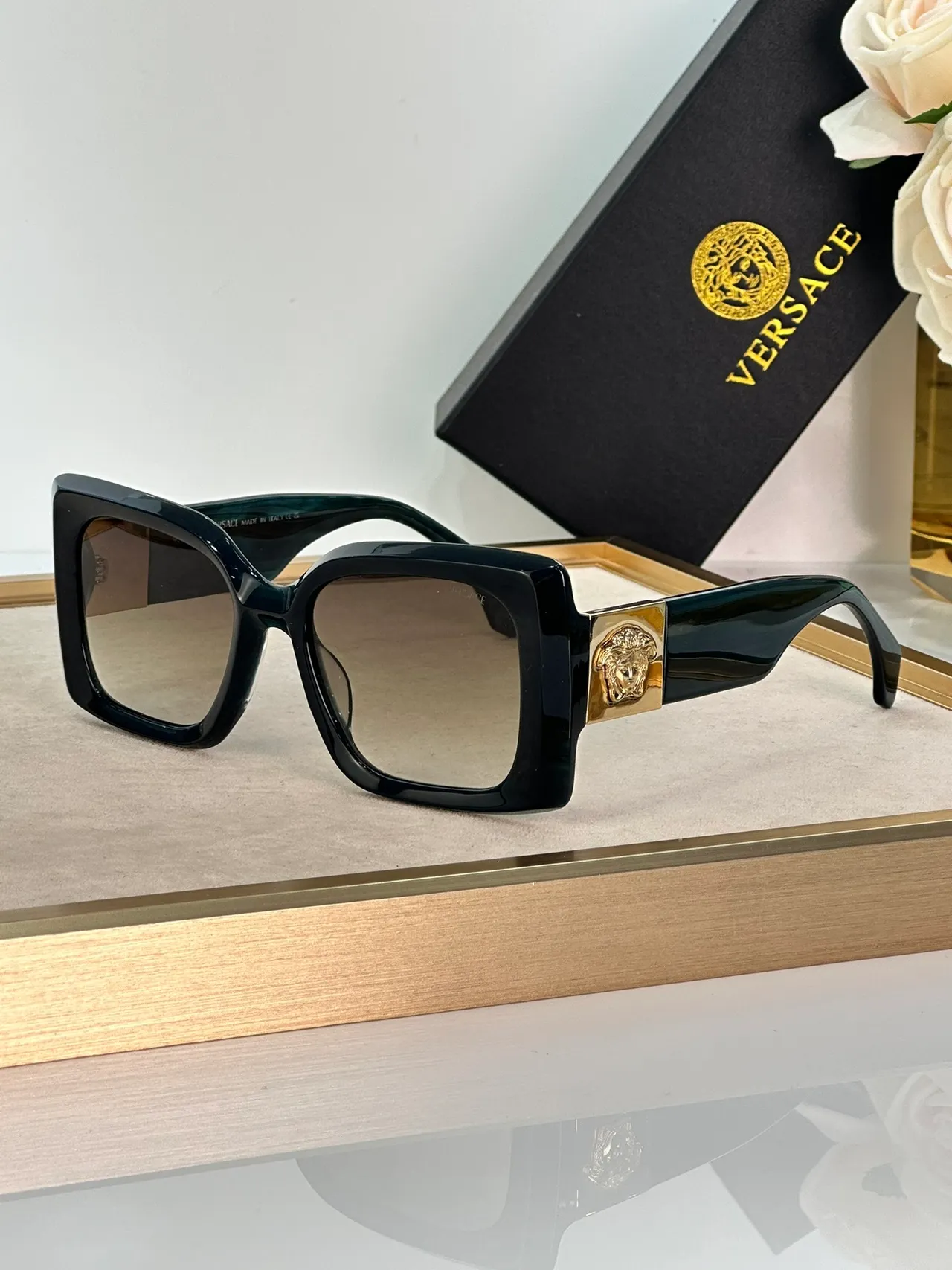 Versace Medusa বর্গাকার কালো এবং গোল্ড সানগ্লাসেস 9