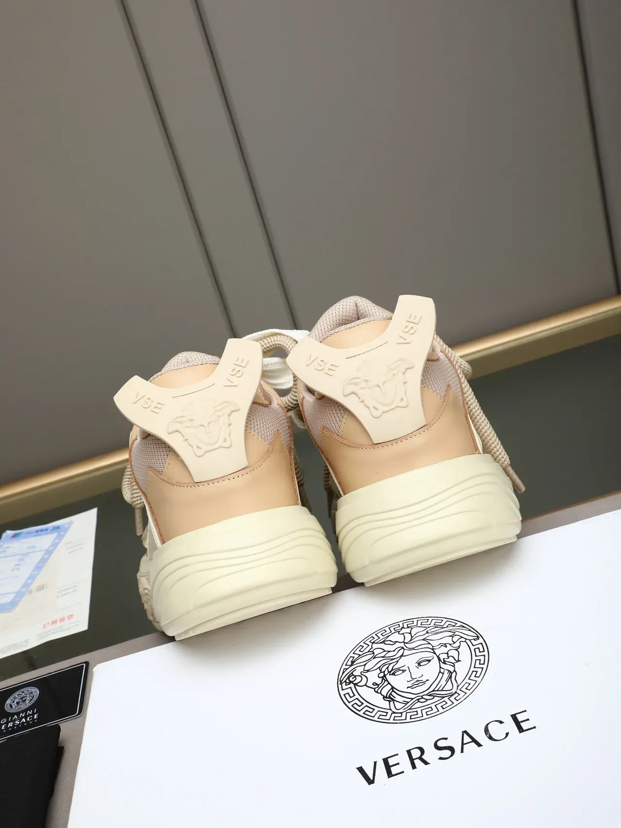 Versace Odissea Bege Marrom Solado Plataforma Emblema Cabeça Medusa Tênis Chunky 2