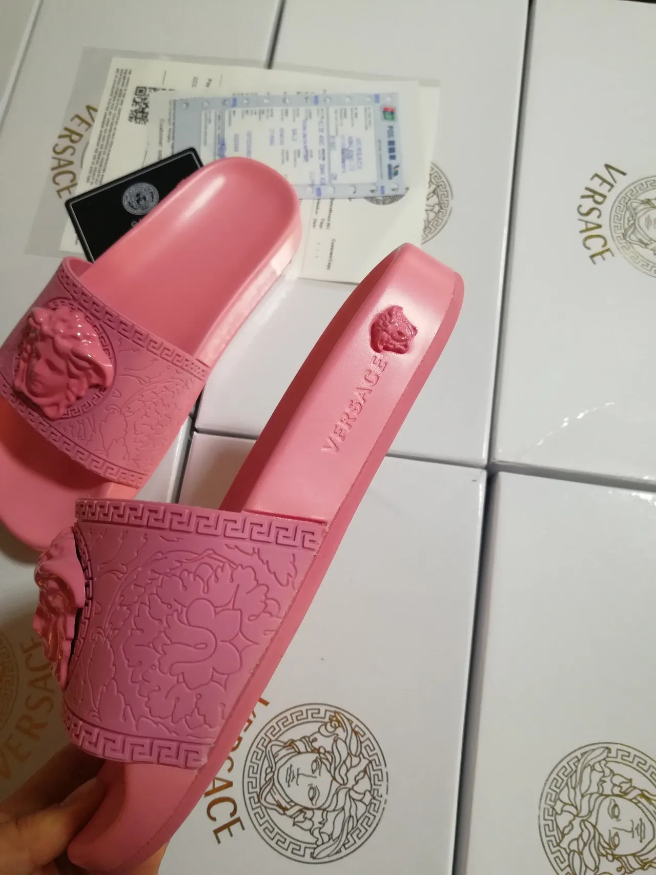 Versace Zapatilhas rosa monocromáticas de borracha moldada com cabeça de Medusa elevada 2